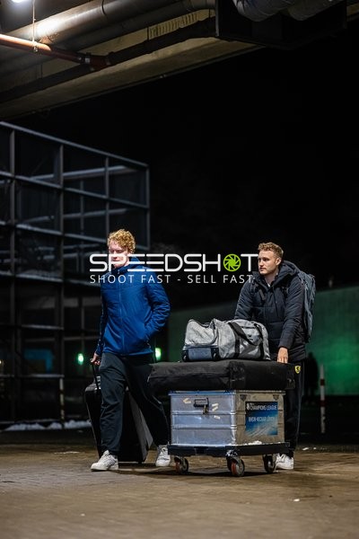 Ankunft der Spieler mit Gepäck