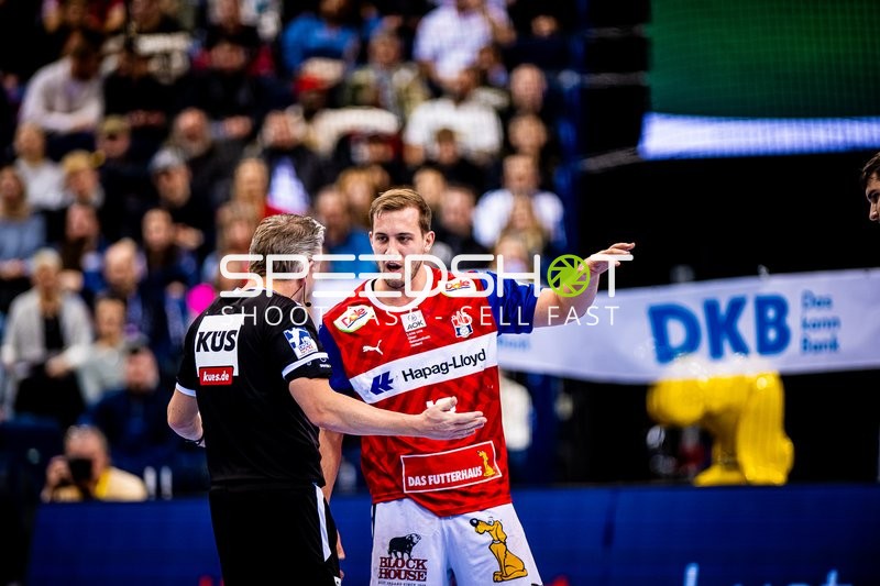 Diskussion zwischen Spieler und Schiedsrichter