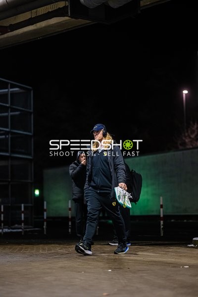 Ein Spieler von Rhein-Neckar Löwen betritt eine Halle.