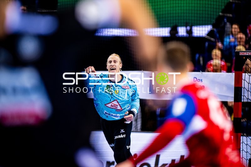 Mikael Appelgren von den Rhein-Neckar Löwen ist im Tor zu sehen und scheint eine Aktion anzusagen oder zu reagieren.