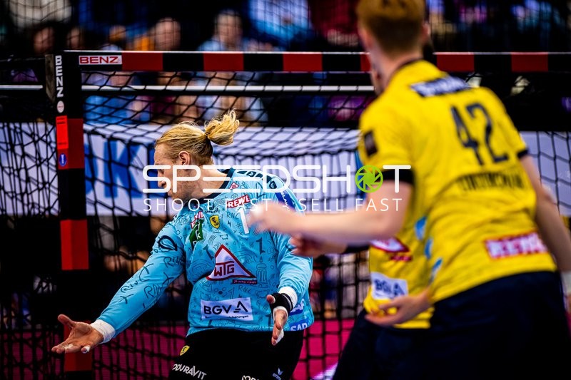 Torhüter versucht einen Wurf zu blocken