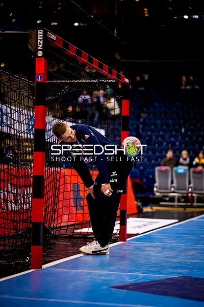 Torwart Joel Birlehm lehnt beiläufig im Tor.