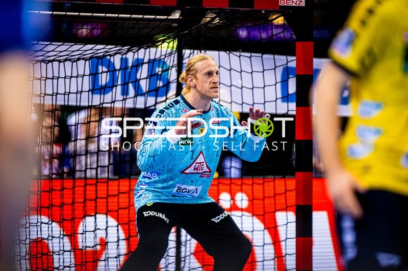 Torwart Mikael Appelgren bereitet sich darauf vor, einen Wurf abzuwehren.