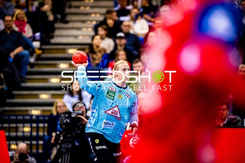 Ein Torwart der Rhein-Neckar Löwen bereitet einen Wurf vor.