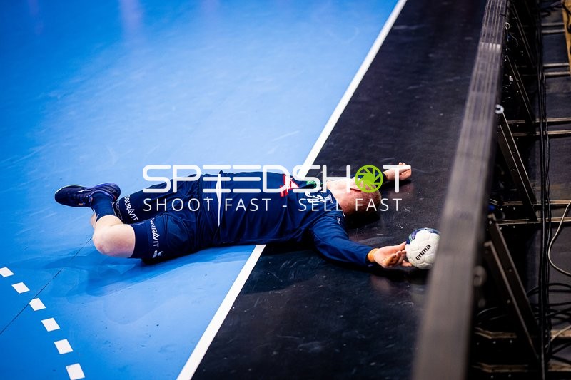 Ein Spieler liegt erschöpft oder durch eine Aktion auf dem Boden.