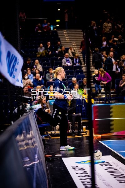 Mikael Appelgren wärmt sich neben dem Spielfeld auf.