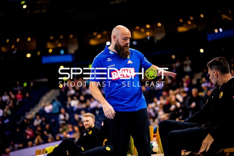 Unterhaltung zwischen Co-Trainer Michael Jacobsen und einem anderen Mitglied auf der Bank.