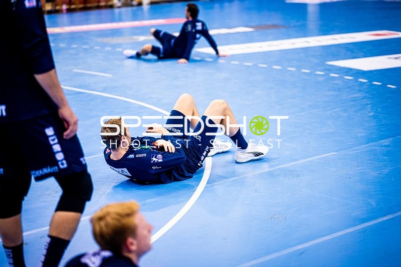 Ein Spieler von Rhein-Neckar Löwen liegt während des Spiels auf dem Boden.