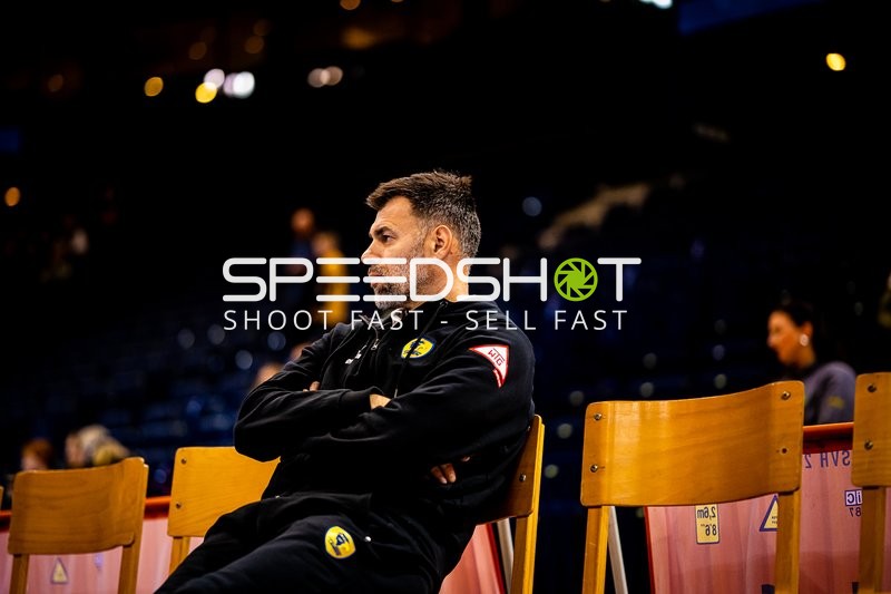 Ein Torwarttrainer beobachtet das Spiel.