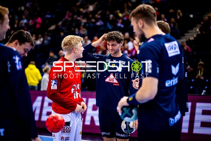 Spieler von Rhein-Neckar Löwen und dem gegnerischen Team in freundlichem Gespräch.