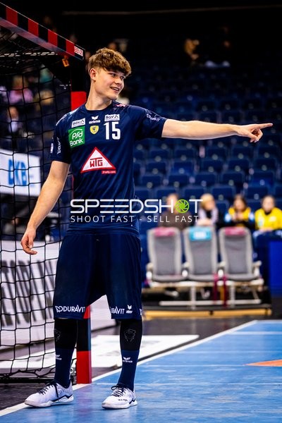 David More zeigt auf etwas abseits des Spielfeldes.