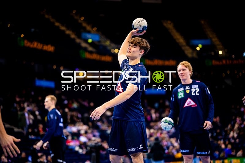 Ein Rhein-Neckar Löwen-Spieler bereitet einen Wurf vor.