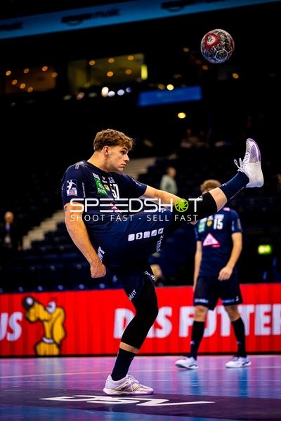 Spieler kickt den Ball in der Luft