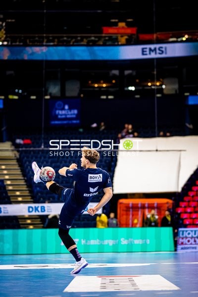 Ein Spieler von Rhein-Neckar Löwen beim Wurfversuch