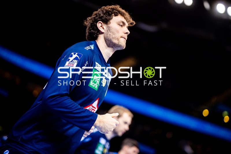 Ein Spieler läuft auf das Spielfeld.