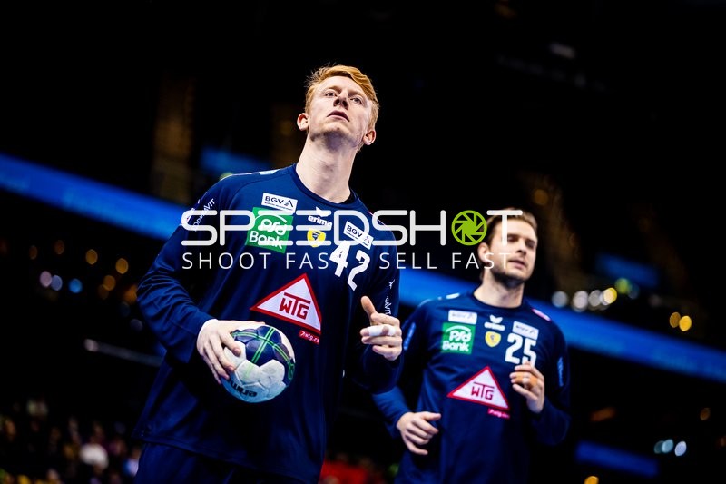 Zwei Spieler der Rhein-Neckar Löwen bereiten sich während eines Spiels vor.