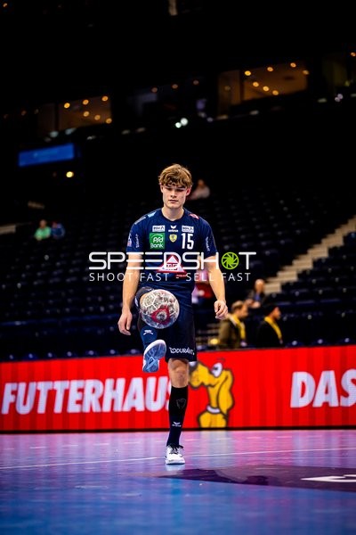 Spieler führt den Ball mit dem Fuß