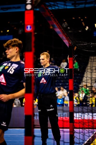 Spieler bereiten sich im Torraum auf das Spiel vor