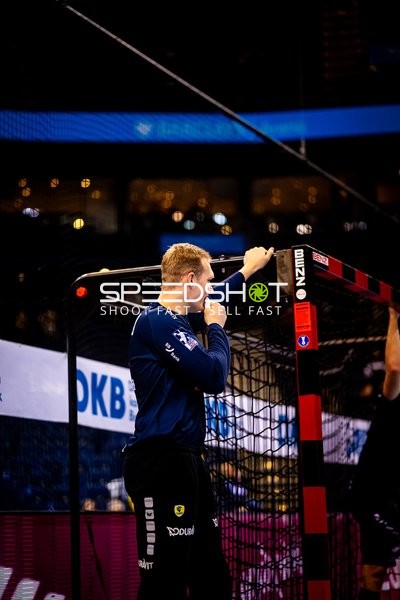 Ein Spieler bereitet sich im Torbereich vor.