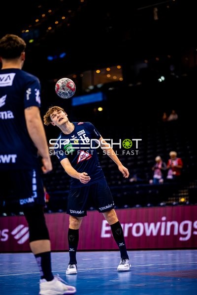 Spieler jongliert den Ball