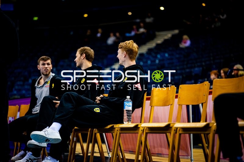 Spieler sitzen auf der Bank vor dem Spiel