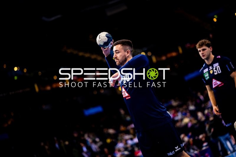 Ein Spieler der Rhein-Neckar Löwen wirft den Ball.