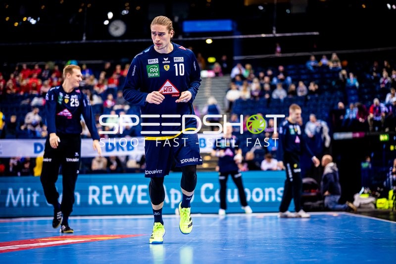 Aufwärmen der Spieler auf dem Spielfeld