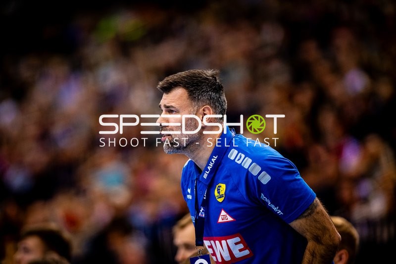 Der Torwarttrainer beobachtet das Spiel von der Seitenlinie.