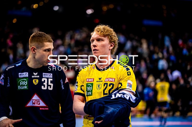 Spieler auf dem Spielfeld stehen bereit