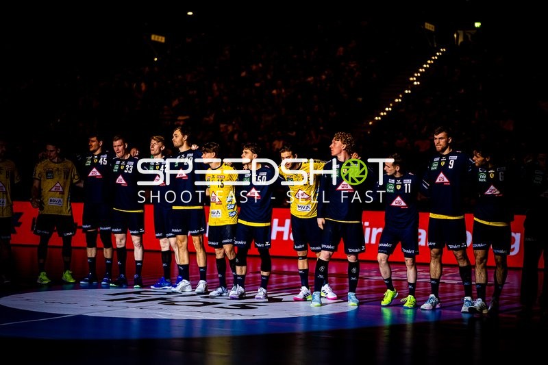 Die Spieler der Rhein-Neckar Löwen werden vor dem Spiel vorgestellt.