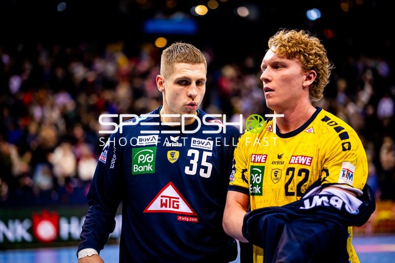 Spieler diskutieren während einer Pause.