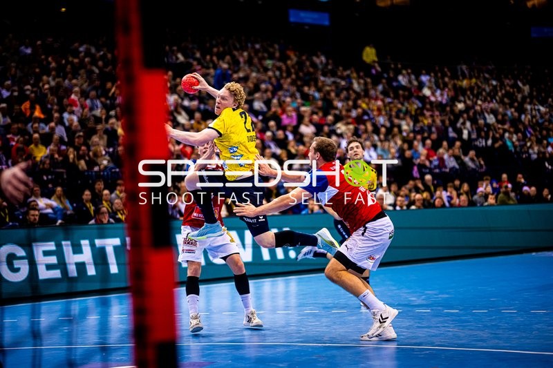 Ein Spieler der Rhein-Neckar Löwen im Angriff springt zum Wurf.