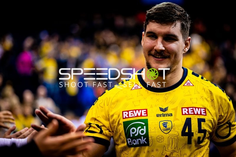 Spieler begrüßt Fans