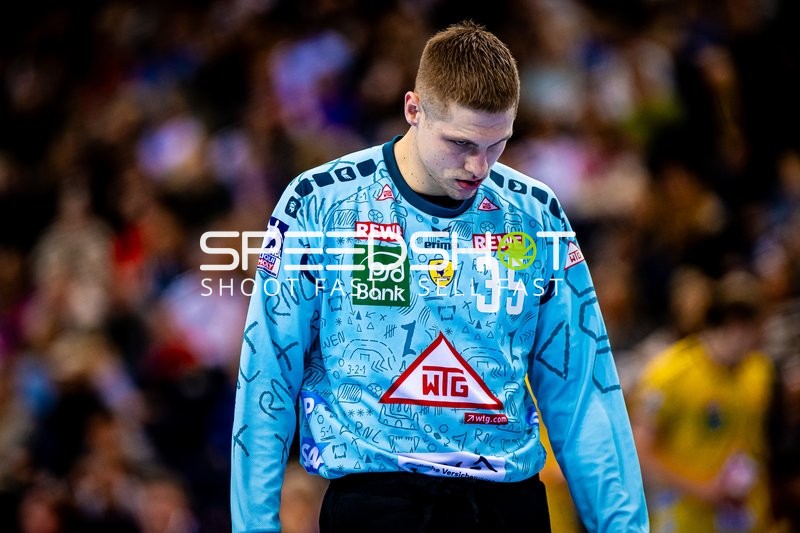 Spieler steht nachdenklich auf dem Spielfeld