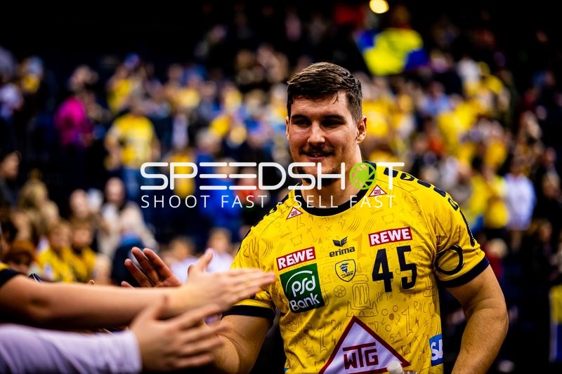 Spieler grüßt Fans