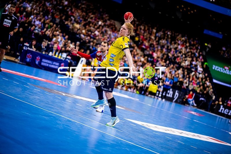 Gustav Davidsson wirft den Ball