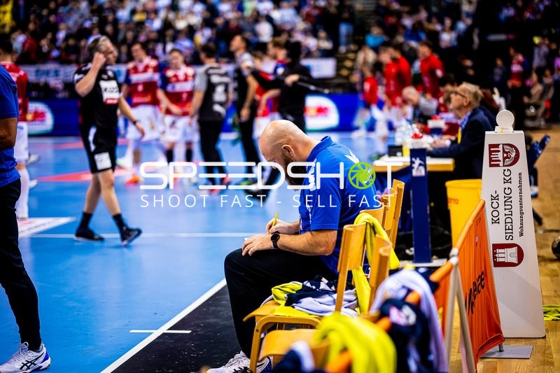 Ein Co-Trainer der Rhein-Neckar Löwen sitzt auf der Bank.