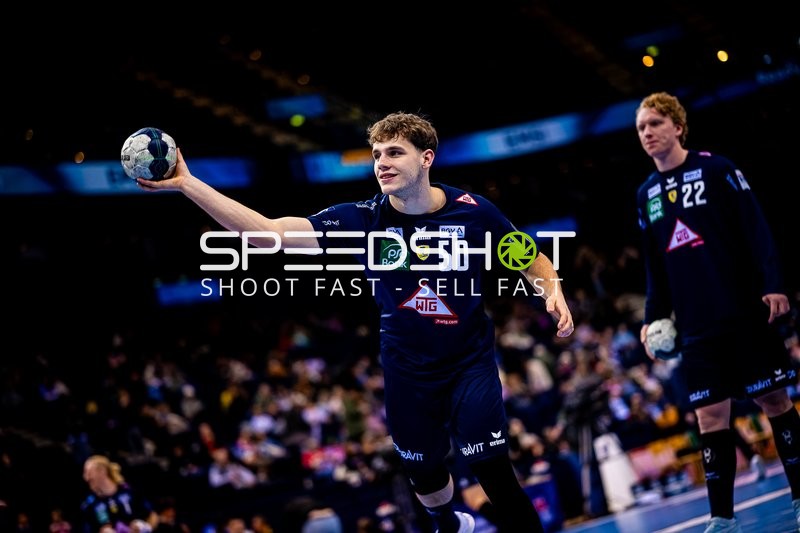 Lion Zacharias bereitet einen Wurf vor