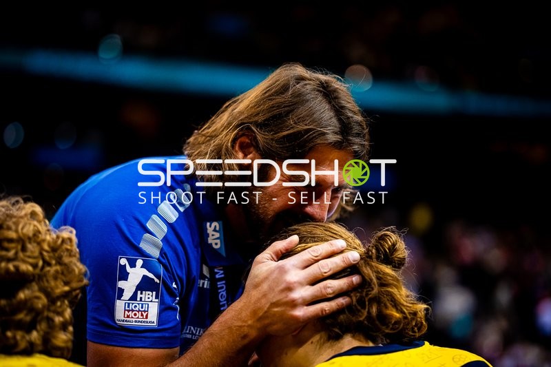 Jubel zwischen Trainer und Spieler