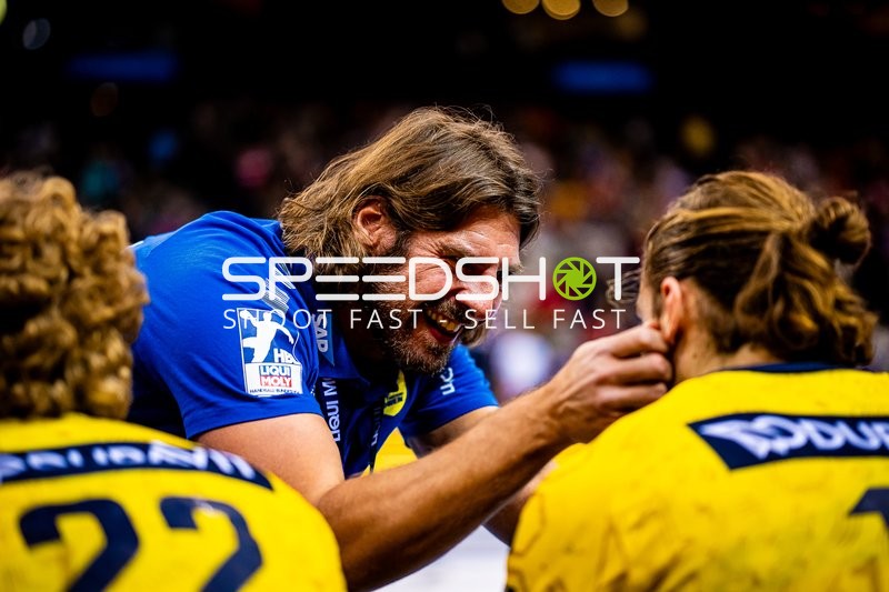 Jubel des Trainers mit den Spielern.