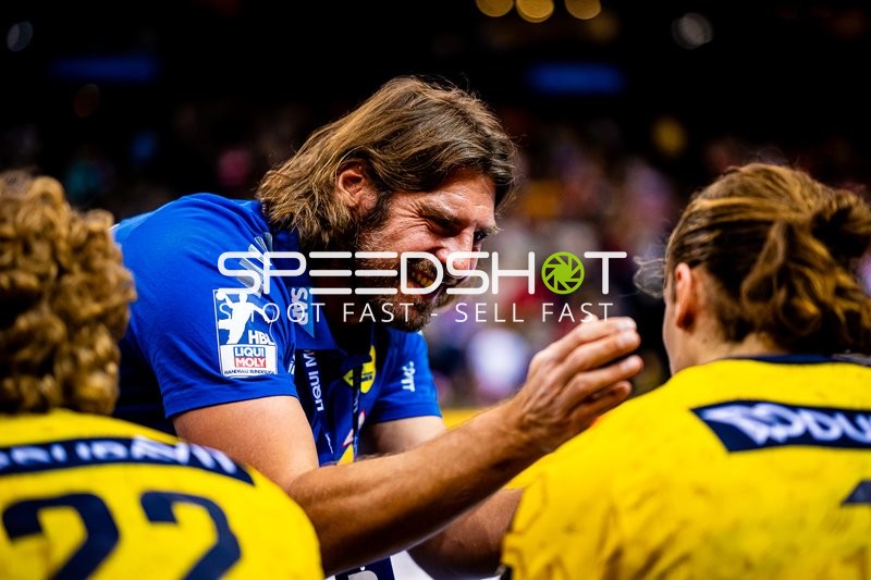 Jubel des Trainers mit den Spielern