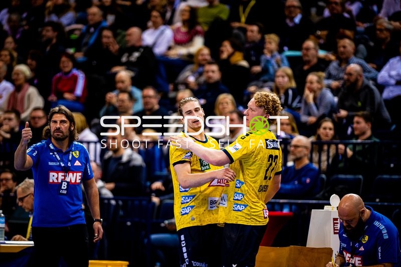 Jubel der Spieler auf der Auswechselbank