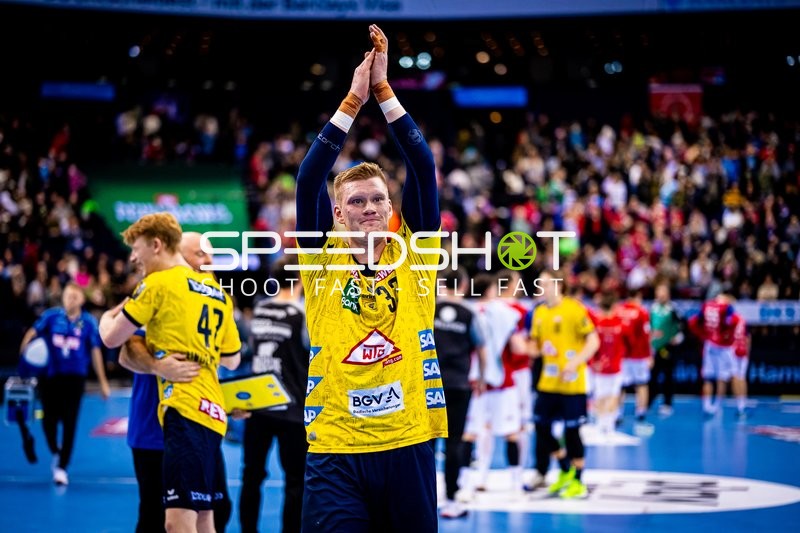 Spieler feiern den Sieg nach dem Handballspiel.