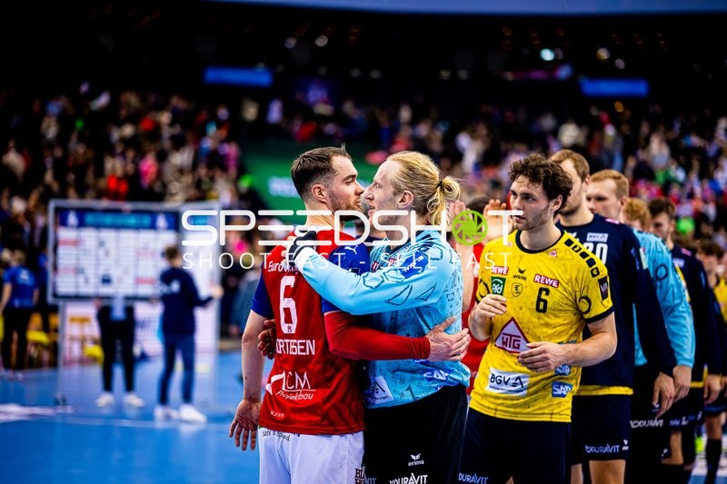 Begrüßung oder Verabschiedung der Spieler auf dem Spielfeld.