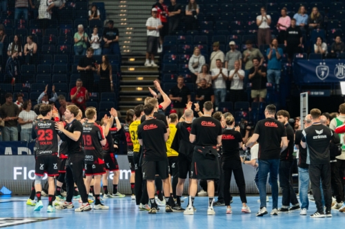 MT Melsungen feiert Sieg mit Fans nach Abpfiff