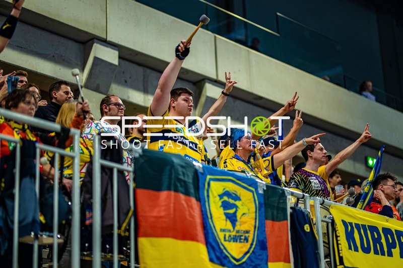 Fans unterstützen ihr Team von der Tribüne.