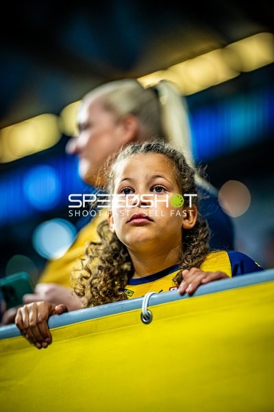 Fanunterstützung von einem jungen Mädchen