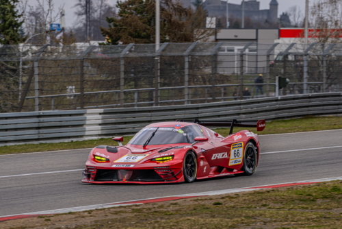 Rennwagen auf der Strecke am Nürburgring