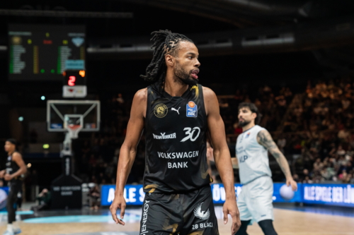 Szene mit Chip Flanigan (30; Basketball Löwen Braunschweig) und Marcel Keßen (15; MLP Academics Heidelberg)