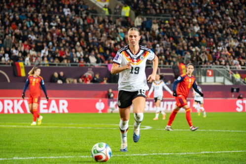 Klara Bühl mit Ball